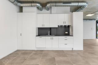 Met veel plezier bieden wij u deze commerciële nieuwbouwruimte aan op de Celestijnenlaan 52 D in Heverlee, een uitstekende locatie met vlotte bereikbaarheid en visibiliteit. Deze grote open ruimte van 110 m² is uiterst energiezuinig dankzij geothermische verwarming en koeling via vloerverwarming én een geavanceerd ventilatiesysteem D. Het pand is voorzien van automatische verlichting, afvalcontainers, een volledig uitgeruste keuken met alle nodige toestellen, een extra aparte ruimte, een douche en een toilet, wat het comfort voor personeel en klanten aanzienlijk verhoogt. Voor wie met de fiets komt, is er zowel een buitenfietsenstalling, ideaal voor klanten, als een inpandige fietsenstalling met laadpunten voor het personeel. Daarnaast zijn er overdekte parkeerplaatsen te huur aan €100 per plaats, met optionele laadpunten voor elektrische wagens. Deze commerciële ruimte is perfect instapklaar en biedt u het bijkomende voordeel dat u gedurende de eerste vijf jaar na ingebruikname geen onroerende voorheffing hoeft te betalen. De maandelijkse huurprijs bedraagt €2.495. Alle nutsvoorzieningen worden op eigen naam afgesloten. Interesse? Contacteer ons voor meer informatie of een vrijblijvend bezoek via info@homies.be.