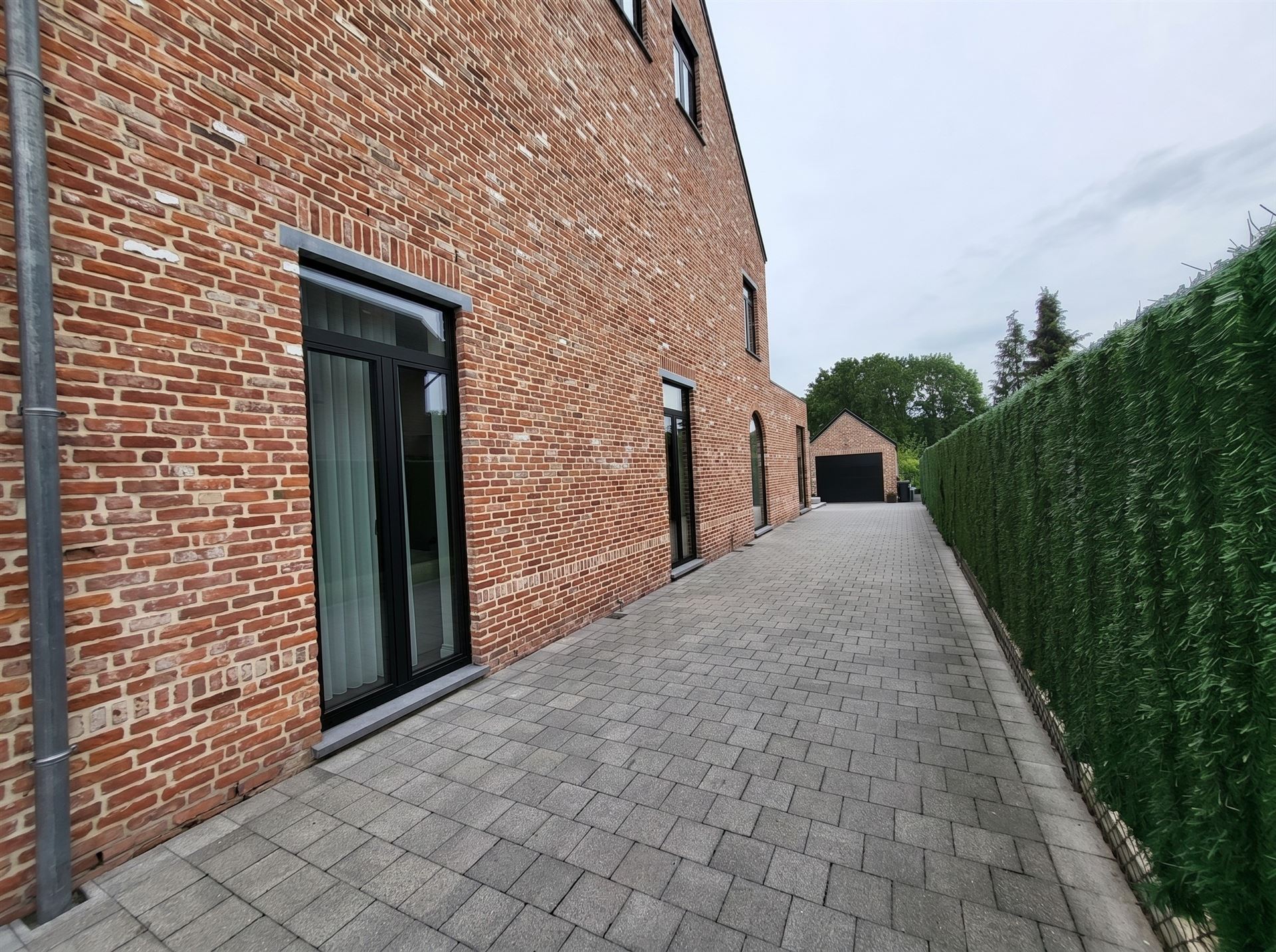 Stijlvolle halfopen pastorijwoning met praktijkruimte, 4 slaapkamers, garage en zonnige tuin op bijna 10 are - foto 5
