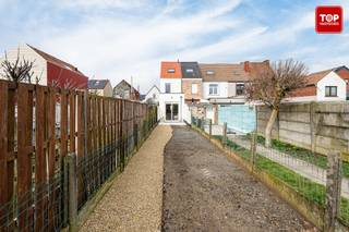 Deze tot in de puntjes gerenoveerde woning is gelegen in een rustige straat. Een van de troeven is de achteringang met garage voor een auto en...