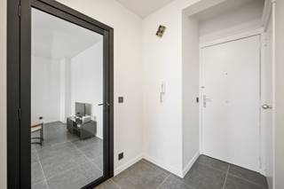 Dit prachtige, instapklare appartement is gelegen in het centrum van Tienen en biedt alle comfort voor een aangenaam verblijf. Het appartement beschikt over een ruim terras waar je heerlijk kunt genieten van de zon. Het appartement is gelegen op de eerste verdieping en is bereikbaar via lift. Het heeft 1 ruime slaapkamer en is volledig gerenoveerd in 2023, waardoor het voorzien is van alle moderne gemakken. Verder beschikt het appartement over een badkamer en een apart toilet die beide ook volledig gerenoveerd zijn en voorzien zijn van alle nodige faciliteiten. De open keuken is uitgerust met moderne apparatuur en biedt voldoende ruimte om heerlijke maaltijden te bereiden. Dit appartement is ideaal voor wie op zoek is naar een comfortabele en goed gelegen woonst in Tienen. Met de gerenoveerde staat en de energiezuinigheid is dit appartement zeker een goede investering voor de toekomst.