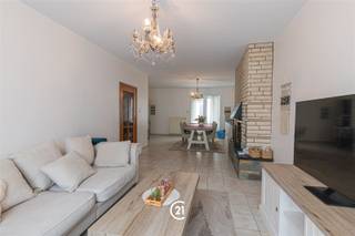 Ontdek dit ruime gelijkvloerse appartement met 2 slaapkamers van maar liefst 115 m² bewoonbare oppervlakte, ideaal gelegen in een rustige en aangename woonomgeving, op korte afstand van winkels, scholen, openbaar vervoer en andere dagelijkse voorzieningen. Hier geniet u van comfortabel wonen met alle faciliteiten binnen handbereik. De absolute troef van dit appartement is het uitzonderlijk ruim overdekt terras, waar u in alle rust kunt ontspannen, genieten van de zon of gezellig tafelen met familie en vrienden. Binnen beschikt u over een royale en lichtrijke leefruimte met een praktische indeling en ndividuele centrale verwarming op aardgas. EPC-label D: geen renovatieverplichting. Bovendien is er geen syndicus, waardoor u geen maandelijkse gemeenschappelijke lasten betaalt, een belangrijk voordeel voor wie zorgeloos en betaalbaar wil wonen. Dankzij de gelijkvloerse ligging is dit appartement uitermate geschikt voor mensen die moeilijk te been zijn of gewoon op zoek zijn naar extra comfort zonder trappen. Ook als investering is dit een uitstekende opportuniteit dankzij de rustige ligging, de ruime oppervlakte en de lage vaste kosten. Een privatieve staanplaats is verplicht mee aan te kopen voor € 17.000. Een ideale woonst voor wie ruimte, rust, een groot terras en een centrale ligging weet te waarderen.
