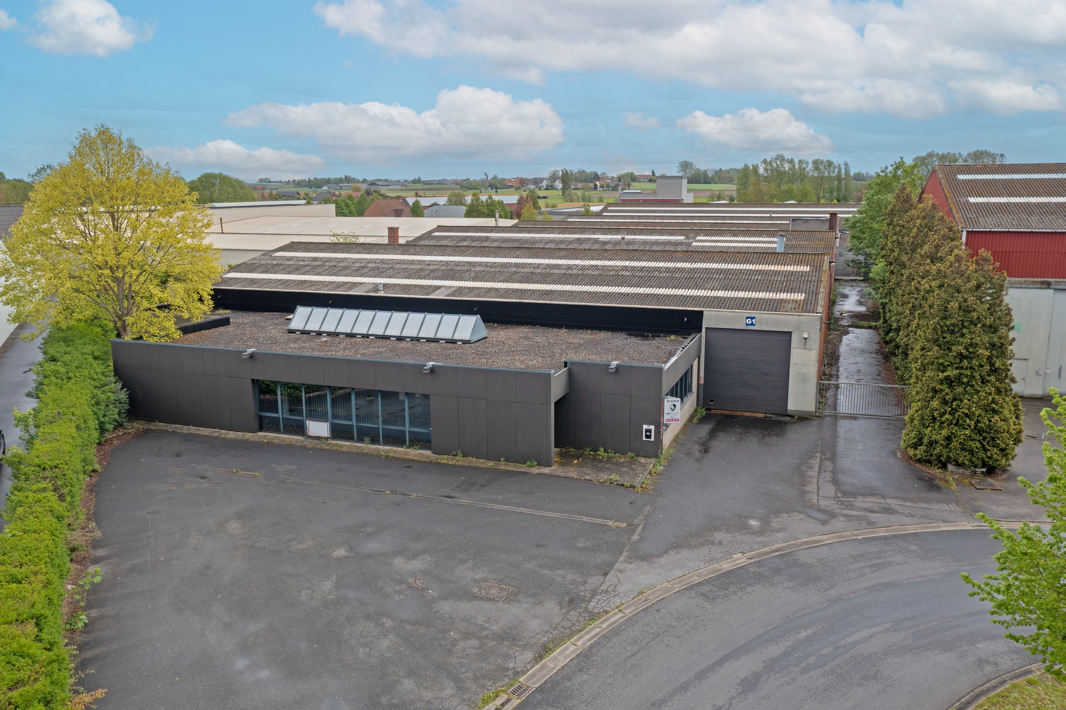 Bedrijfsgebouw met magazijn 1.888m² en kantoor 323 m² te Meulebeke - photo 1