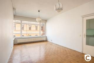 <p><span>For those looking for a cozy home in a prime location, this lovely 61-square-meter apartment is the perfect choice. This apartment, which is in need of renovation, offers a blank canvas that can be transformed into a modern and comfortable home. In short, it’s an ideal pied-à-terre with unlimited potential in the heart of this dynamic city.</span></p><p><span> </span></p><p><span>We enter through a separate entryway featuring a built-in coat closet.</span></p><p><span> </span></p><p><span>The spacious living room features large windows that let in plenty of natural light and offer a pleasant view of the stately courthouse across the street. The original checkerboard parquet flooring gives the room a warm, inviting feel.</span></p><p><span>The adjacent kitchen has a functional layout and includes all necessary plumbing and electrical connections. There is also an additional cabinet here for practical storage. </span></p><p><span> </span></p><p><span>On the other side of the living room is a spacious bedroom, also featuring the same characterful checkerboard parquet. This room also opens onto a cozy balcony. </span></p><p><span> </span></p><p><span>The bathroom is also a good size. All plumbing fixtures are in place, making it easy to equip this space with all modern conveniences.</span></p><p><span> </span></p><p><span>Highlights</span></p><ul><li><span>Spacious living area</span></li><li><span>Separate entry hall</span></li><li><span>Excellent location</span></li><li><span>Parquet flooring in the living room and bedroom</span></li></ul>