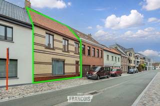 Deze te renoveren woning is gelegen in Leffinge en biedt heel wat mogelijkheden om volledig naar eigen smaak en wensen in te richten. Momenteel beschikt de woning over 3 slaapkamers, met de mogelijkheid om dit uit te breiden naar 5 slaapkamers.<br /><br />De woning beschikt over een aangename tuin met terras en grote tuinberging, waar u in alle rust van de buitenruimte kunt genieten. Dankzij de aanwezige ruimtes en de indeling vormt deze woning een interessante basis voor wie op zoek is naar een woning die nog verder naar eigen wensen kan worden ingericht.<br /><br />De woning heeft een EPC-label F, waardoor er een renovatieverplichting van toepassing is. Dit biedt tegelijk de mogelijkheid om de woning grondig aan te pakken en te moderniseren volgens uw eigen voorkeuren.<br /><br />Voor meer informatie of een bezoek kunt u contact opnemen met Inti via inti@immofrancois.be of 0499 74 89 74.<br /><br />