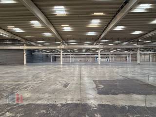 Uitstekend gelegen bedrijfsgebouw met een totale magazijnoppervlakte van 11.140 m² en 116 m² kantoren te huur. Deze strategische locatie langs de...