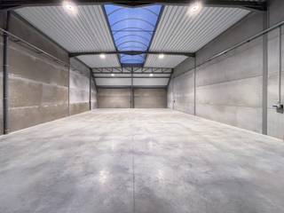 Deze kwalitatieve en goed geïsoleerde KMO-units met een oppervlakte van ca. 260 à 277 m² is te huur op een strategische ligging te Waregem, langs...