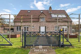 Voor meer info en foto’s, surf naar www.swevers.be –In het groene Hechtel-Eksel wacht een instapklare gezinswoning met tal van troeven. De open...