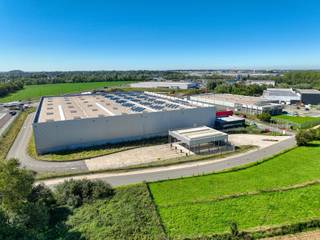Uitstekend gelegen magazijn van 11.518m² met 866m² kantoor met verhard terrein van 9000m². Gelegen aan het knooppunt van diverse invalswegen. het is een ideale locatie voor diverse vormen van distributieactiviteiten. de site heeft een directe aansluiting op de E42 die alle grote steden in Wallonie met elkaar verbindt en ligt ook in de onmiddelijke nabijheid van de luchthaven Brussel Zuid Charleroi Airport.