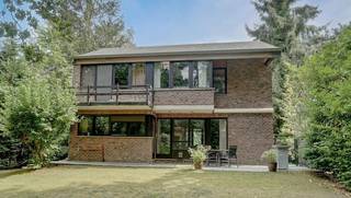 Zeer rustig gelegen villa in moderne stijl palende aan het golfdomein van Keerbergen op een perceel van 14a75ca. Zuiden vooraan. De villa omvat:...