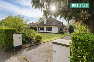 In de gegeerde Schaapsdreef, op een uitstekende locatie in Hoog-Kortrijk, bevindt zich deze karaktervolle villa op een perceel van 735m². De ligging is zonder twijfel een van de grootste troeven: rustig en residentieel, en toch vlakbij het centrum van Kortrijk, belangrijke invalswegen, winkels en andere voorzieningen.De bestaande villa beschikt over charmante bouwstijl. Voor wie op zoek is naar een renovatieproject biedt deze woning tal van mogelijkheden om ze volledig naar eigen smaak en hedendaagse normen te moderniseren.Daarnaast vormt dit perceel ook een uitstekende opportuniteit voor wie liever een nieuwbouwwoning realiseert. Bij afbraak van de bestaande woning kan hier een prachtige nieuwe woning gecreëerd worden, perfect afgestemd op de eigen wensen en noden.De zuidoost georiënteerde tuin zorgt bovendien voor een aangename lichtinval en een ideale zonligging!Deze AI-visualisaties zijn bedoeld als inspiratie. Er werd geen rekening gehouden met technische specificaties, stedenbouwkundige voorschriften of de concrete mogelijkheden tot realisatie. Bezoeken aan deze eigendom vinden plaats op 29/04, 04/05 en 06/05.Contacteer Sarah Hanson (0493 25 46 80) voor meer info of een bezoek ter plaatse!De eigendom wordt aangeboden via de Pre-sale formule. Van 29/04/2026 om 14:00 tot 08/05/2026 om 17:00 kan u de woning op afspraak komen bezichtigen en een bod uitbrengen. De vermelde prijs is een instelprijs. Voor meer info, gelieve contact op te nemen met de dossierverantwoordelijke.Dit pand is onderworpen aan de renovatieverplichting van de Vlaamse overheid voor residentiële gebouwen (behoudens bij sloop binnen 5 jaar na de aankoop). Consulteer voor meer informatie de website van het Vlaams Energie- en Klimaatagentschap via https://www.vlaanderen.be/een-woning-kopen/renovatieverplichting-voor-residentiele-gebouwenBestuursmaatregelen in het maatregelenregister: nee