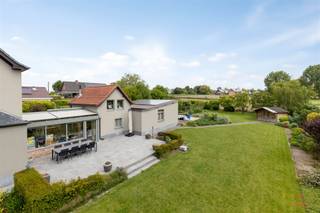 <p>Située sur un vaste terrain de 1.903 m², cette maison individuelle offre de nombreuses possibilités, dont celle de la subdiviser et de construire un bâtiment mitoyen contre le pignon de garde existant. Avec une surface habitable de 189 m², il s'agit d'une maison familiale idéale avec un potentiel supplémentaire et des possibilités d'investissement orientées vers l'avenir.</p><p>La maison a une disposition pratique et a été équipée au fil des ans de technologies modernes telles que des panneaux solaires, des batteries domestiques et la climatisation, ce qui contribue au confort de vie et à un environnement de vie économe en énergie.</p><p>Avantages:<br />- Terrain spacieux de 1 903 m² avec possibilité de lotissement<br />- Surface habitable de 189 m²<br />- 3 chambres avec possibilité d'agrandissement dans les combles<br />- Garage double avec portail automatique<br />- 19 panneaux solaires et 3 batteries domestiques<br />- Station de recharge et climatisation disponibles<br />- Deux citernes d'eau de pluie de 10 000 L<br />- Moustiquaires solaires électriques et portes de garage</p><p>Aménagement:<br />Rez-de-chaussée : hall d'entrée - toilettes invités - salon - cuisine - véranda - buanderie - arrière-cuisine - garage double<br />1er étage : 3 chambres - salle de bains - hall de nuit avec trappe de grenier<br />Combles : grenier de rangement avec possibilité de 2 chambres supplémentaires<br />Sous-sol : cave sèche spacieuse</p><p>Info:<br />- EPC : label D<br />- Urbanisme : Vg | WgLk | Gmo | Gvkr | Gw<br />- La surface habitable mentionnée concerne la surface brute telle que mentionnée dans le certificat EPC</p><p>Contact:<br />Intéressé ? Contactez Els:<br />0496 10 65 76 ou els@heritagevastgoed.be</p>