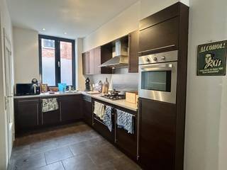 +++ verkoopovereenkomst in opmaak +++<br /><br />Gelegen in de rustige Lepelstraat, pal in het historische centrum van Leuven, vindt u deze charmante en gezellige stadswoning die het beste van twee werelden combineert: rustig wonen en toch op wandelafstand van alle voorzieningen, winkels, horeca, openbaar vervoer en het bruisende stadsleven.<br />Op het gelijkvloers beschikt de woning over een inkomhal met gastentoilet, gevolgd door een aangename leefruimte met open keuken, eetplaats en woonkamer. Vanuit de zitruimte heeft u rechtstreeks toegang tot een gezellig stadstuintje, waar u in alle rust kunt genieten van het buitenleven.<br />Op de eerste verdieping bevinden zich een ruime slaapkamer en een badkamer uitgerust met douche, wastafel en toilet.<br />De tweede verdieping biedt plaats aan een tweede ruime slaapkamer met een praktische bureauhoek, ideaal voor thuiswerk of studerende gezinsleden. Verder is de woning gedeeltelijk onderkelderd en beschikt ze over extra bergruimte.<br />De woning werd gerenoveerd in 2008 en het plat dak werd nog vernieuwd in 2025, wat bijdraagt aan het instapklare karakter van deze eigendom.<br />Kortom, een ideale stadswoning met veel charme, twee volwaardige slaapkamers, een gezellige buitenruimte en een uitzonderlijke ligging in het hart van Leuven. Een unieke opportuniteit voor starters, jonge gezinnen, investeerders of iedereen die op zoek is naar comfortabel wonen op een toplocatie.