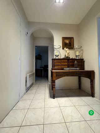 Ontdek dit aangename gelijkvloers appartement in het centrum van Koekelare, op wandelafstand van winkels, scholen en openbaar vervoer.<br /><br />Het appartement bestaat uit een lichtrijke living met aansluitende praktische keuken, een inkomhal met afzonderlijk toilet, berging, badkamer en twee comfortabele slaapkamers. Bovendien beschikt het pand over een extra ondergrondse berging, ideaal voor extra opslagruimte.<br /><br /><br />Direct vrij. Huurprijs 675 €/mnd (exclusief 50 €/mnd syndickosten).