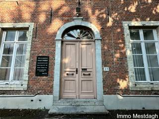 <span>In de schaduw van de kerktoren bevindt zich deze mooie historische idyllische unieke pastorie. <br />Het pand heeft een symmetrische indeling en er zijn heel wat functies mogelijk. Op deze locatie zou een horeca uitbating best kunnen.<br />In de voortuin van de pastorie staat een uitzonderlijke Japanse notenboom (Ginkgo biloba), die vermoedelijk werd aangeplant rond 1752 en sinds 2000 beschermd is als monument. Met een hoogte van 25 meter en een stamomtrek van 5,20 meter behoort dit vrouwelijke exemplaar tot de oudste en indrukwekkendste ginkgo’s van België.<br />Onroerend Erfgoed Beheersplan (2022)<br />Het beheersplan 'Geetbets - Sint-Petrus en Sint-Pauluskerk met kerkhof, pastorie en pastorietuin' legt richtlijnen vast voor het onderhoud en beheer van de gebouwen en de tuin en bestaat uit bijlagen te consulteren op COVAST.BE<br />Bijzondere verkoopvoorwaarden<br />De verkoop behelst enkel de gebouwen van de pastorie lot 1 en tuinzone achteraan lot 2. De voortuin met de beschermde boom blijven eigendom van de gemeente. De toegankelijkheid naar de achterliggende parkzone dient gevrijwaard te blijven.<br />De beschermde boom rechts vooraan op het perceel 178E blijft eigendom en onder beheer van de gemeente.<br />Meer informatie op aanvraag Immo Mestdagh en documenten verkoopdossier te downloaden op COVAST.BE<br /></span>