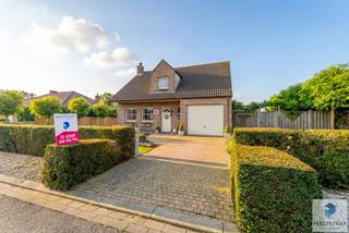 <strong>Uniek gelegen charmante villa met zonnige tuin in een rustige landelijke omgeving</strong><br />Perfect onderhouden charmante en lichtrijke gezinswoning. Uitermate rustig gelegen, vlakbij het kanaal langs het natuurgebied "De Miseriebocht". De woning ligt in een doodlopende straat en is omringd door een mooie verzorgde tuin met gezellige tuinhoeken, waar het puur genieten is. Rust en privacy gegarandeerd!<br /><br />INDELING: inkom met afzonderlijk toilet en vestiaire. De zeer ruime en brede woonkamer met recente inbouwhaard is het hart van de woning en bevat veel lichtinval dankzij de grote raampartijen. Aansluitend bevindt zich de recente (2019) volledig ingerichte keuken met ontbijthoek. Zowel vanuit de woonkamer, alsook keuken is er toegang tot het terras en zicht op de tuin. De grote garage is voorzien van inbouwkasten en aansluiting wasmachine. Verder is er nog een praktische kelder toegankelijk via de garage naast de keuken.<br /><br />1STE VERDIEPING: nachthal met inbouwkasten, drie volwaardige slaapkamers en een badkamer met dubbele lavabo, ligbad/douche en toilet.<br />Buiten is er een mooie verzorgde Zuid-georiënteerde tuin met een groot zonneterras, dat recent werd vernieuwd. Verder is er nog een kleiner terrasje om optimaal te kunnen genieten van de tuin.<br />Rechts achteraan de tuin is er een recente houten tuinberging met overdekte houten fietsenstalling en houtopslagplaats. Vooraan de woning is er een oprit met staanplaats. De brede tuinstrook rechts naast de woning biedt mogelijkheid tot het plaatsen van een carport, mits het bekomen van een vergunning. <br /><br />De woning is tot in de puntjes verzorgd en alle ramen zijn voorzien van rolluiken.<br />Mits kleine energetische aanpassingswerken kan de energiescore gunstiger worden. De offertes en prijssimulaties zijn beschikbaar op kantoor.<br /><br />Voor meer informatie of een plaats bezoek, contacteer ons via 050/550.750 of info@perspectiefvastgoed.be<br /><br /> 