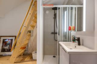 Deze welgelegen studentenkamer situeert op de 3de verdieping (voorzijde) van een kleinschalige en gezellige residentie genaamd DST met 18 studentenunits. Deze mooie kamer heeft een oppervlakte van 13 m<sup>2</sup> en is voorzien van een individuele badkamer (wastafel & inloopdouche). Het eigen, private toilet is op de gang. Daarnaast beschikt de studentenkamer over volgende bemeubeling: volwaardige dubbele boxspring, bureau met bureaustoel, gordijnen kleerkast met ingebouwde koelkast en microgolfoven, … Nutsvoorzieningen kunnen apart worden afgerekend. Op de gelijkvloerse verdieping is tevens een gemeenschappelijke ruimte van 29 m<sup>2</sup> met ensuite een gezellig stadsterras 20 m<sup>2</sup> voor de ultieme studentenbeleving. De geprojecteerde verhuurprijs voor deze studio werd voorzien op €545 (excl. kosten) EPC: 93 kWh/m<sup>2</sup> label A. Nu al interesse in deze investeringsoppurtuniteit? Meer informatie te vinden in de brochure op onze website: www.homies.be. Of contacteer ons voor een plaatsbezoek, 016 22 82 22 of info@homies.be<br />