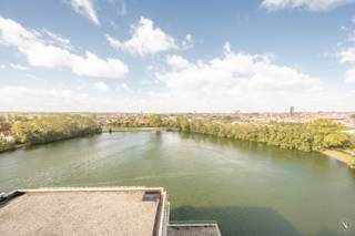 Studio 854 gelegen in residentie Laguna Beach te Duinbergen met panoramisch zicht over de polders. Indeling studio: Woonkamer, keuken, badkamer, toilet en terras. <br /><br />Parking 602 inbegrepen in de vraagprijs. <br /><br />Privé domein met gemeenschappelijk zwembad (enkel bewoners), privé strand en sportfaciliteiten.