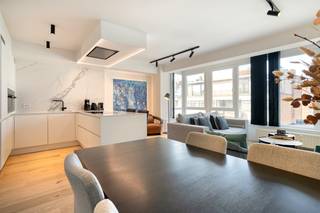 Dit luxueus & onberispelijk appartement (5°V) met 2 SLAAPKAMERS en zonnig TERRAS bevindt zich op een FANTASTISCHE LOCATIE (op 100m v/d zee én vlakbij winkels, openbaar vervoer, ...). Deze parel werd prachtig GERENOVEERD (2021) en uiterst KWALITATIEF afgewerkt met de meest DUURZAME materialen en oog voor detail. Deze parel omvat: inkomhal met gastentoilet, LICHTOVERGOTEN leefruimte met open luxekeuken (o.a. inductiekookplaat, combi-oven, oven, vaatwas, ijskast, composiet werkblad, Miele toestellen), 2 slaapkamers, moderne badkamer (voorzien van inloopdouche met rainshower en lavabomeubel), zuidoost gericht TERRAS (met berging) en berging/wasplaats. Extra's: CV op aardgas, dubbel glas in PVC, GOEDGEKEURDE elektriciteit, privatieve kelderberging. Luxueus wonen op een uitmuntende ligging!