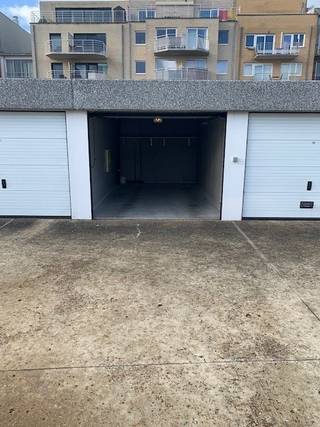 Deze ruime garagebox op het gelijkvloers (geen inrijbeperkingen) is heel gemakkelijk in te rijden.<br />Sleutel wordt gebruikt om hoofdpoort aan de Elisabethlaan te openen, de box zelf heeft een elektrische poort.<br />Binnenin de box is verlichting en elektriciteit voorzien.<br />Deze is verbonden aan een meter, het verbruik wordt jaarlijks aangerekend.<br />Afmetingen: 5 m 02 op 2 m 75.