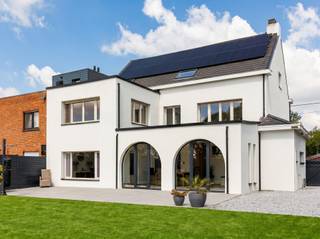 <p><strong>Instapklare, hoogwaardig afgewerkte woning met 7 slaapkamers op een perceel van 502 m² in Westerlo. EPC B-label (187 kWh/m²)<br /><br />Ligging:</strong><span> Gelegen nabij het centrum van Heultje. Winkels, scholen, bushaltes, ... liggen bijgevolg in de onmiddellijke omgeving. Verbindingswegen naar andere gemeenten zijn vlot bereikbaar. </span></p>
<p><strong>Indeling: </strong>Inkom, woonkamer, eetkamer, keuken, veranda, 7 slaapkamers, 2 badkamers en kelder.</p>
<p><strong>Beschrijving:</strong><span> </span><span>Via de inkomhal betreedt u de ruime en lichtrijke leefruimte, bestaande uit een gezellige woonkamer en eetkamer. Aansluitend bevindt zich de instapklare keuken met kookeiland. Vervolgens is er een veranda met een mooi uitzicht op de tuin. </span><span>Op het gelijkvloers vindt u bovendien een volwaardige slaapkamer en een badkamer, wat de woning ook geschikt maakt voor wie gelijkvloers wil wonen. </span><span>De eerste verdieping beschikt over vier slaapkamers, waarvan één doorloopkamer, en een tweede badkamer. De ingerichte zolderverdieping doet momenteel dienst als extra leefruimte, maar kan volledig naar eigen wens worden ingericht, bijvoorbeeld als hobbyruimte, slaapkamer of speelkamer. Extra bergruimte is voorzien in de zolderberging en de kelder. </span><span>Buiten geniet u van een verzorgde, volledig omheinde en zuidgerichte tuin, waar privacy en rust centraal staan. Deze instapklare woning biedt een royale bewoonbare oppervlakte en is de ideale keuze voor wie op zoek is naar ruimte, comfort en tal van mogelijkheden.</span></p>
<p><span></span>Extra troeven van deze woning:<br />- Zonnepanelen<br />- EPC-Label B (187 kWh/m²)<br />- Instapklaar<br /><br />Kortom, een duurzame woning afgewerkt met kwalitatieve materialen en een hoogwaardige afwerking, gelegen in een rustige en aangename omgeving.<br /><br /><strong>Bijzondere informatieplicht:</strong><span> in aanvraag.</span></p>