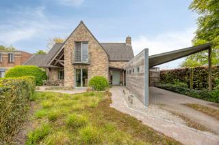 This villa with an annex is for sale on an exceptional plot of 4012m² in the middle of the landscaped agricultural area in Moerkerke (Damme)...