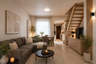 Deze instapklare woning is rustig gelegen in de Koornstraat, op korte afstand van het centrum van Roeselare. Winkels, scholen en openbaar vervoer bevinden zich in de nabije omgeving, met een vlotte verbinding naar de E403 en het station van Roeselare.<br /><br />Bij het binnenkomen komt u terecht in een aangename open leefruimte waar living en keuken mooi in elkaar overlopen. De praktische keuken beschikt over ingebouwde kasten, een gasvuur en een aansluitende berging.<br /><br />Op de verdieping bevinden zich drie volwaardige slaapkamers en een verzorgde badkamer met ruime inloopdouche en dubbele lavabo.<br /><br />Buiten geniet u van een onderhoudsvriendelijke tuin, ideaal om in alle rust te ontspannen.<br /><br />Troeven:<br />•⁠ ⁠3 volwaardige slaapkamers<br />•⁠ ⁠Open leefruimte met veel lichtinval<br />•⁠ ⁠Praktische keuken met berging<br />•⁠ ⁠Badkamer met inloopdouche<br />•⁠ ⁠Onderhoudsvriendelijke tuin<br />•⁠ ⁠Rustige ligging nabij centrum<br />•⁠ ⁠Vlotte verbinding naar E403<br /><br />STARTPRIJS: €199.000<br /><br />Voor meer informatie of een bezoek, contacteer Eva via eva@vicusvastgoed.be of op het nummer 0475 69 38 22.
