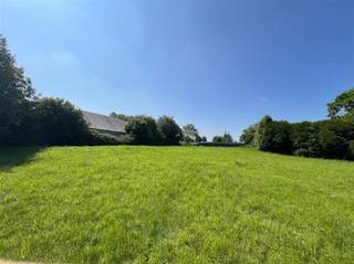 Grond gelegen in woongebied landelijk karakter.Straatzijde 47 m.Onder voorbehoud werd volgend advies gegeven van stedenbouw:- geen verkaveling...