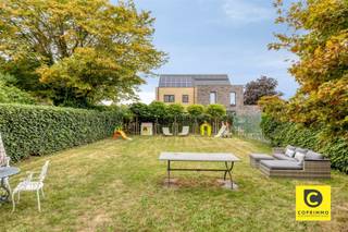 <p><span>Instapklare halfopen bebouwing met 4 slaapkamers, ruime garage en zonnige zuidwestgerichte tuin</span></p><p><span> </span></p><p><span>Deze instapklare halfopen bebouwing met een gevelbreedte van maar liefst 7 meter combineert ruimte, comfort en een uitstekende ligging. De woning beschikt over 4 ruime slaapkamers, een zuidwestgerichte tuin met terras en een ruime garage met oprit voor 2 wagens.</span></p><p><span>Dankzij de grote raampartijen geniet de woning doorheen de dag van een aangename hoeveelheid natuurlijk licht. De rustige, kindvriendelijke omgeving en de vlotte verbinding naar Antwerpen, Mechelen en Brussel maken dit een ideale gezinswoning.</span></p><p><span> </span></p><p><span>Indeling</span></p><p><span>Gelijkvloers</span></p><p><span>Via de inkomhal bereikt u de ruime garage. Daarnaast beschikt deze verdieping over een praktische berging met aansluitingen voor wasmachine en droogkast.</span></p><p><span>Achter de garage bevindt zich een polyvalente ruimte, die perfect kan worden ingericht als extra slaapkamer, bureau, hobbyruimte of speelkamer. Deze ruimte biedt dan ook heel wat mogelijkheden.</span></p><p><span> </span></p><p><span>Eerste verdieping</span></p><p><span>De eerste verdieping wordt gekenmerkt door een aangename, lichtrijke L-vormige leefruimte met parketvloer. Dankzij de grote raampartijen valt er bijzonder veel natuurlijk licht binnen.</span></p><p><span>De afgesloten keuken is uitgerust met de nodige keukentoestellen en ingemaakte kasten en biedt voldoende ruimte voor dagelijks gebruik.</span></p><p><span> </span></p><p><span>Tweede verdieping</span></p><p><span>Op de tweede verdieping bevinden zich 3 slaapkamers van circa 18 m², 15 m² en 9 m².</span></p><p><span>De badkamer werd in 2023 gerenoveerd en is uitgerust met een douche, lavabomeubel en toilet.</span></p><p><span> </span></p><p><span>Tuin en buitenruimte</span></p><p><span>De zuidwestgerichte tuin is een absolute troef. Dankzij de gunstige oriëntatie kunt u hier de hele dag genieten van de zon. Bovendien biedt de tuin dankzij de groene omkadering veel privacy en beschikt hij over een aangenaam terras.</span></p><p><span> </span></p><p><span> </span></p><p><span>Kenmerken</span></p><ul><li><span>Gevelbreedte: 7 meter</span></li><li><span>Betonconstructie</span></li><li><span>Ruime garage</span></li><li><span>Oprit voor 2 wagens</span></li><li><span>EPC-label C</span></li><li><span>Elektrische installatie conform</span></li><li><span>Asbestveilig</span></li><li><span>Badkamer gerenoveerd in 2023</span></li></ul><p><span>Ligging</span></p><p><span>De woning is gelegen in een rustige en kindvriendelijke straat, op wandelafstand van winkels, scholen en groenvoorzieningen. Bovendien geniet u van een vlotte bereikbaarheid richting Antwerpen, Mechelen en Brussel.</span></p><p><span> </span></p><p><span>Troeven op een rij</span></p><ul><li><span>Instapklare halfopen bebouwing</span></li><li><span>4 slaapkamers</span></li><li><span>Polyvalente ruimte met verschillende mogelijkheden</span></li><li><span>Gevelbreedte van 7 meter</span></li><li><span>Lichtrijke L-vormige leefruimte met parket</span></li><li><span>Zuidwestgerichte tuin en terras</span></li><li><span>Veel privacy</span></li><li><span>Ruime garage met oprit voor 2 wagens</span></li><li><span>Rustige en kindvriendelijke buurt</span></li><li><span>Winkels, scholen en groen op wandelafstand</span></li><li><span>Vlotte verbinding naar Antwerpen, Mechelen en Brussel</span></li><li><span>EPC-label C</span></li><li><span>Elektriciteit conform</span></li><li><span>Asbestveilig</span></li></ul><p><span> </span></p><p><span> </span></p>