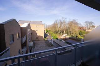 <p></p> <p>Vous recherchez un cadre de vie confortable et serein, dans un environnement verdoyant et calme, à quelques pas de la Grand-Place de Beveren ? Alors ce logement avec services d’aide agréé, situé au 2e étage de la résidence pour seniors <strong>Meulenberg</strong>, est exactement ce qu’il vous faut. Vous y bénéficierez d'un service sur mesure dans une ambiance chaleureuse et familiale, dans le plus grand respect de votre vie privée.</p> <h3>✨ Atouts de l'appartement (± 70 m²)</h3> <ul> <li> <p>Pièce à vivre spacieuse et lumineuse avec de grandes baies vitrées</p> </li> <li> <p>Cuisine entièrement équipée</p> </li> <li> <p>Chambre spacieuse</p> </li> <li> <p>Salle de bains avec douche et meuble-lavabo</p> </li> <li> <p>Terrasse privée pour se détendre en toute tranquillité</p> </li> <li> <p>Boutons d'urgence et d'appel dans les différentes pièces pour plus de sécurité</p> </li> </ul> <h3>Résidence pour seniors dotée d'équipements complets</h3> <p>La résidence <strong>Meulenberg</strong> allie un cadre de vie confortable à une offre complète de services de base, complétée par des soins et un accompagnement optionnels adaptés à vos besoins personnels.</p> <p><strong>Services et équipements inclus :</strong></p> <ul> <li> <p>Permanence 24 h/24, 7 j/7 et système d'appel d'urgence</p> </li> <li> <p>Ménage hebdomadaire (30 minutes)</p> </li> <li> <p>Service de courses livré directement à l'appartement</p> </li> <li> <p>Programme d'activités varié</p> </li> <li> <p>Bar et restaurant conviviaux proposant chaque jour un menu à trois plats</p> </li> <li> <p>Salle de fitness, terrasse d’été et jardin privé avec terrain de pétanque</p> </li> </ul> <p>Cette résidence-services est idéale à la fois comme <strong>lieu de vie confortable</strong> et comme <strong>investissement sans souci</strong>.<br /><br />Vous rêvez d'un cadre de vie agréable avec des services de soins à portée de main ?<br />Contactez-nous dès aujourd'hui et organisez une visite de cette résidence unique.</p>
