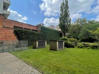 <p>Dit gemeubeld appartement met groot terras is gelegen in de populaire en stijlvolle residentie “Eurogardens”, opgeleverd in 2007, op wandelafstand van "Diamand" en de Europese instellingen/Schuman. Deze instapklare studio, gesitueerd op de gelijkvloers verdieping, met een netto bewoonbare oppervlakte van 32 m², omvat een inkomhal, een gezellige woonkamer met een slaaphoek die toegang geeft tot het terras met een mooi zicht op de binnentuin, een volledige ingerichte Amerikaanse keuken en een badkamer met douche, toilet en een enkelvoudige wastafelkast. Het terras van 12.00 m² is gelegen op de rustige achterkant van deze goed onderhouden residentie. Provisie op de gemene kosten en privatief gebruik van water: 100€ per maand. Individuele teller voor elektriciteit en verwarming. Bijkomende pluspunten: de vlotte verbindingen met de kleine en grote Brusselse Ring, vlakbij de belangrijkste autosnelwegen E40 en E19 en videobewaking in alle inkomhallen. Kortom, de ideale uitvalsbasis voor stadsbewoners en expats! De residentie beschikt over twee fietsenlokalen, een vuilnislokaal met containers en videobewaking in alle inkomhallen. Maximaal 1 bewoner. Contacteer Frederik voor meer informatie of een (eerste) bezoek: frederik@immo-time.be</p>