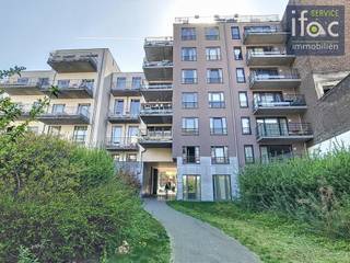 Appartement merveilleusement situé avec 2 chambres, garage et cave, avec jardin commun et à proximité de l'arrêt de métro Ribaucour !...