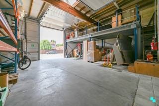 Gunstig gelegen werkplaats / magazijn met bureelruimte en diverse parkeergelegenheid. Het gebouw bestaat uit het oorspronkelijke magazijn met garagebox daterende van 1951. Beiden werden geüpgraded naar de huidige normen. In 2009 werd nog een werkplaats toegevoegd met o.a. kitchenette, sanitair en een bureelruimte. Verwarming aanwezig in o.a. bureel en werkplaats (warmtepomp + aardgas) | Nuttige binnen oppervlakte ca. 430m² atelier/opslagplaats op gelijkvloers
<ul>
<li>Ca. 80m² opslagplaats op verdiepen</li>
<li>Ca. 40m² ontvangst, bureel, kitchenette, toilet</li>
<li>RUP Bosmolens centrumzone 02 van toepassing (zie voorschriften hieronder bij documenten). Opslagplaatsen, werkplaatsen en niet hinderlijke ambachtelijke activiteiten indien deze verenigbaar zijn met de woonfunctie en de onmiddellijke omgeving worden toegelaten.</li>
</ul>
<h2>Troeven</h2>
<ul>
<li>Werkplaats met bureel</li>
<li>Diverse parkeermogelijkheden</li>
<li>Mogelijkheid tot overname zeecontainer voor extra stockagemogelijkheden</li>
<li>Divers maatmeubilair</li>
<li>Alarmsysteem</li>
<li>3 x regenwater aanwezig</li>
<li>Drijfkracht aanwezig</li>
<li>Perslucht aanwezig</li>
</ul>
<h2>Benieuwd?</h2>
Laurence (BIV 514.501) organiseert de bezoeken, mits het maken van een afspraak.<br /><br /><em>Verkoop via Bordes, met Laurence, al jaren marktleider in vastgoed in Izegem en de omliggende gemeenten. Met de glimlach, met de sleutel en met veel goesting.</em>
