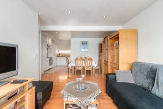 [[ DIT PAND NEEMT DEEL AAN DE ERA OPEN HUIZEN DAG OP 13/6 VAN 11:00 TOT 12:00 ]]
<p><u><strong>Te koop:</strong></u> verzorgd gesloten appartement in het centrum van Wezembeek-Oppem, op de Mechelsesteenweg, nabij openbaar vervoer en invalswegen.<br /><br />Dit appartement, gebouwd in 1965 en recent gerenoveerd, bevindt zich in een klein gebouw met slechts enkele wooneenheden. Dankzij de centrale ligging geniet u van alle voorzieningen op wandelafstand, terwijl u toch rustig woont. De renovatie zorgt voor een frisse en instapklare woning, ideaal voor wie comfort en bereikbaarheid wil combineren.<br /><br /><u><strong>Belangrijkste ruimtes:</strong></u><br />• Living (21 m²) met natuurlijke lichtinval<br />• Keuken (7,35 m²) met vaatwasser, koelkast, oven, elektrische kookplaat en ingemaakte kasten<br />• Slaapkamer (12,75 m²) geschikt als hoofdslaapkamer<br />• Slaapkamer (7,7 m²) ideaal als kinder- of logeerkamer<br />• Badkamer (4,75 m²) met ligbad, toilet, enkel spoelbak en aansluiting voor wasmachine<br />• Individuele private kelder (8 m²)<br /><br /><u><strong>Troeven:</strong></u><br />• Centraal gelegen nabij winkels, openbaar vervoer en invalswegen<br />• Klein gebouw met beperkte wooneenheden<br />• Recent gerenoveerd en instapklaar<br /><br />Meer informatie of een bezoek met Lynn Gorin? Contacteer ons via +3223351115<br />JOUW DROOMAPPARTEMENT. ZO GEVONDEN!</p>