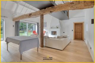 Immo Van Middelem verkoopt deze karaktervolle, gerenoveerde hoeve op een groot perceel van +/- 90are82ca, met atelier en prachtige tuin met...