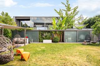 Sales Day 25/08. U kan zich inschrijven via onze website: https://www.immobeguin.be/te-koop/9700-oudenaarde/woningen/moderne-toffe-woning-met-3-slpk-en-leuke-tuin-70174?q=gentstraatTe koop: ruime woning met 3 slpk en leuke tuin in Oudenaarde. Mogelijkheid bijkopen atelier/hobbyruimte, EN/OF atelier/werkplaats, EN/OF extra kantoren. Veel potentieel en ideaal voor mensen op zoek naar wonen -werken. Hoogwaardige afwerking en een doordachte indeling, een unieke combinatie van ruimte, comfort en design.Wat maakt dit pand uniek?Bij het binnenkomen ervaart u meteen de openheid en het natuurlijke licht dat doorheen de volledige woning aanwezig is. De ruime leefruimte vloeit naadloos over in de eetplaats en de volledig uitgeruste designkeuken, bijkeuken en extra bureau. Dankzij de grote raampartijen en schuiframen geniet u van een prachtig zicht op de tuin. De woning beschikt over drie ruime slaapkamers en twee badkamers, waardoor ze perfect aansluit bij de behoeften van een gezin. De kwalitatieve afwerking met onder andere warme parketvloeren, maatwerkkasten en moderne architecturale accenten zorgt voor een tijdloze en luxueuze uitstraling.Buiten geniet u van een ruime gezellige tuin. Mogelijkheid bijkopen atelier/werplaats/kantoren. Vraag nu uw info! Te koop via Immo Beguin, jouw vastgoedexpert sinds 2009, met kantoren in Ronse, Waregem, Kortrijk, Deinze, Doornik en Lessines.Meer info of een bezoek via flore@immobeguin.be