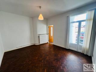 <span>Lichtrijk 1-slaapkamerappartement op toplocatie in Borgerhout.<br />Ben je op zoek naar een zeer goed gelegen appartement in een rustige buurt, vlakbij de autostrade, winkels, het Boelaerpark en het station van Berchem? Dan is dit lichtrijke appartement misschien wel exact wat je zoekt. Dankzij de centrale ligging heb je horeca en winkels binnen handbereik. Ideaal voor een starter of investeerder.<br /><br />Indeling:<br />Op de tweede verdieping van deze kleinschalige residentie kom je binnen in dit gezellige appartement. Via de inkomhal kom je in de ruime leefruimte met karaktervolle vloer en grote raampartijen die zorgen voor veel natuurlijk licht. De keuken (kitchenette) is functioneel ingericht met lavabo, vaatwas en kastruimte. Tijdens het koken kan je genieten van een aangenaam zicht naar buiten. De badkamer beschikt over een douche, lavabomeubel en toilet. Achterliggend is de slaapkamer gelegen met aansluitend toegang tot een terrasje en een extra bergruimte.<br />Ook beneden in de kelder zijn er twee bergruimtes aanwezig.<br /><br />Concreet:<br />Verzorgd en instapklaar 1-slaapkamerappartement met terrasje.<br />Door de centrale ligging kan je optimaal genieten van alles wat Borgerhout te bieden heeft en bereik je makkelijk de autostrade. <br />EPC label C. <br />Beschikbaar bij akte.<br /><br />Aarzel niet en contacteer ons voor een bezoek via onze website www.immosir.be of bel ons op 015 65 50 05.</span>