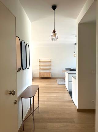 <p>Op zoek naar een modern en nieuw appartement wat nooit eerder verhuurd werd? Welkom in de Harmoniestraat 9! De straat verklapt het reeds: we bevinden ons pal in het centrum van de residentiële Harmoniewijk. Topligging in de stad: een veilige en mooie buurt, en overal dichtbij! Indeling: inkomhall met vestiaire, toilet en wasberging, zonnige leefruimte op parket met prachtige lichtinval , zalig zonneterras met zicht op beschermde gevels van herenwoningen, modern uitgeruste keuken voorzien van alle comfort, er zijn 2 slaapkamers, beiden voorzien van dressingkasten. Moderne badkamer met inloopdouche en dubbele lavabo, private kelder. Extra: gebruik gemeenschappelijke tuin en fietsenberging toegestaan! Huurprijs: €1.450 per maand + provisie €125. Huren 2 staanplaatsen mogelijk aan €150/plaats. Overkopen of huur meubels mogelijk.</p>