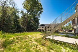 Deze nieuwbouwwoning van 270 m² is perfect ingedeeld en biedt een ideale leefomgeving voor een gezin dat op zoek is naar rust in Brussel. De woning...