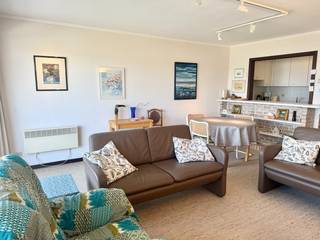 Vlakbij het strand en het George Grardplein, gesitueerd op de derde verdieping, beschikt dit appartement over heel wat troeven.<br />Indeling: inkomhal, brede leefruimte uitgevend op een zonnig terras; halfopen keuken, badkamer met ligbad; apart toilet en 2 slaapkamers.<br />Mogelijkheid tot aankoop van een garage op gelijkvloers niveau. Afmetingen: diepte: 6,28 m; breedte: 2,96 m<br />Het appartement is te renoveren/op te frissen.<br /><br />Bel Dries, ook op zon-en feestdagen, 0478/937.935, of kom langs op kantoor 'Immo Maritiem' naast het kerkje in Nieuwpoort-bad.