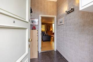 <p><span>Afspraak bezoekdag TELEFONISCH via JARI WANTE 0470/21.14.82.</span></p><p><span>Ontdek deze prachtige woning, zeer gunstig gelegen nabij alle voorzieningen zoals scholen, winkels en openbaar vervoer, en met een vlotte verbinding naar invalswegen.<br /><br />De indeling is als volgt: inkomhal, gezellige leefruimte met aansluitend de keuken die voorzien is van een gasfornuis, oven en ingebouwde frigo. Achtergelegen vinden we de badkamer die voorzien is van een toilet, meubel en inloopdouche. Tot slot beschikt het gelijkvloers nog over heel wat praktische bergruimtes. Op de eerste verdieping vindt u twee slaapkamers. De zolder is toegankelijk via een zoldertrap.<br /><br />Een grote troef van deze woning is de sfeervolle, zuidgerichte tuin met overdekt terras waar u kan ontspannen en genieten van de rust.<br /><br />EPC: 411 kWh/m²jaar – Label E (renovatie verplichting)<br />Asbestveilig<br />8 zonnepanelen: 2.230 Wpiek</span></p><p><span>S.i. in aanvraag<br /><br />Alle documenten zijn te vinden op de website www.immo-zone.be</span></p><p><span> </span></p>