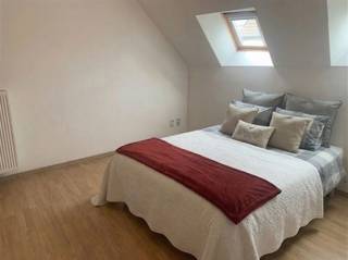 <p>Cet appartement en duplex est très bien situé, à proximité du marché d'Audenarde et de toutes les écoles et commerces.</p><p>L'appartement situé au 1er étage comprend une salle de séjour spacieuse, une grande kitchenette et un débarras.<br />L'appartement rénové bénéficie également d'une terrasse.</p><p>Au deuxième étage se trouvent 2 chambres confortables et une salle de bain avec baignoire et toilettes.</p><p>Intéressé(e) ? <br />demandez votre visite via notre site web www.immodhondt.be </p>