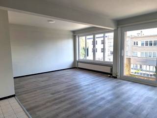 U kan uw bezoek zelf inplannen via onze website.U HOEFT NIET TE BELLEN OF TE MAILENAppartement op de tweede verdieping, geen lift.Indeling: Inkomhal,...