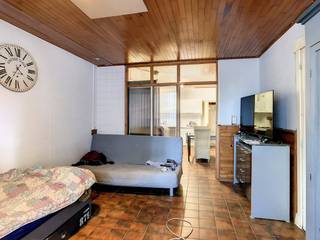 De gelijkvloerse studio gelegen in de Theo Verellenlaan beschikt over de volgende indeling: leefruimte/slaapkamer, keuken en badkamer...