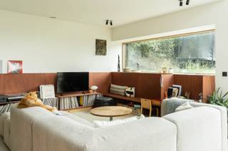 <strong>UNIEK ONTWORPEN</strong>, vrijstaande woning met <strong>UITZONDERLIJKE LICHTINVAL</strong> en zuidwestgerichte tuin aan de <strong>RAND VAN BOS ‘T ENAME</strong>. Deze uitzonderlijke woning geniet van een <strong>GROENE, RUSTIGE LIGGING</strong> met een <strong>PRACHTIG WEIDS UITZICHT</strong> over de <strong>OMLIGGENDE VELDEN</strong>. Grote raampartijen en een <strong>INDRUKWEKKENDE VIDE</strong> geven de leefruimte een <strong>OPEN EN RUIMTELIJK KARAKTER</strong>, terwijl het overvloedige daglicht en de <strong>VERGEZICHTEN</strong> zorgen voor een <strong>STERKE VERBINDING TUSSEN BINNEN EN BUITEN</strong>. Het omliggende groen vormt <strong>DOORHEEN DE SEIZOENEN</strong> een steeds <strong>VERANDEREND DECOR</strong>. Op de verdieping bevindt zich een <strong>VEELZIJDIGE POLYVALENTE RUIMTE</strong>, aangevuld met <strong>DRIE RUIME, LICHTRIJKE SLAAPKAMERS</strong> en een badkamer met inloopdouche en ligbad. Ook buiten staat genieten centraal: de <strong>TUIN MET ZUIDWESTELIJKE ORIËNTATIE</strong> biedt rust, privacy en <strong>MOOIE ZONSONDERGANGEN</strong> met zicht over het landschap.<br /><br />Adres: Katteberg 136 te Ename (Oudenaarde)<br /><br />EPC-label A; P-score: D, G-score: D; Bestuursmaatregelen in maatregelenregister: neen.