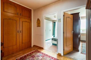 Bent u op zoek naar een te renoveren appartement met 2 slaapkamers op een uitstekende locatie? Kom dit appartement aan Ruggeveldlaan dan zeker een bezoekje brengen!<br />Het appartement is gelegen in een groene en residentiële buurt nabij het Rivierenhof. Winkels, scholen, openbaar vervoer en belangrijke invalswegen bevinden zich op korte afstand, waardoor u geniet van een uitstekende verbinding naar Antwerpen centrum en omliggende gemeenten.<br /><br />Op de derde verdieping van een verzorgd gebouw vinden we dit lichtrijke appartement.<br />Dankzij de grote raampartijen geniet de leefruimte van veel natuurlijke lichtinval en een open gevoel.<br />De inkomhal beschikt over een praktische ingemaakte vestiairekast en geeft toegang tot de verschillende ruimtes. De ruime leefruimte vormt het hart van het appartement en sluit aan op de aparte keuken. Deze is uitgerust met een tegelvloer, dubbele spoelbak met verlek, keramische kookplaat, kasten boven en onder en een aansluiting voor een wasmachine. De badkamer is voorzien van een lavabo, bad met douchefunctie, boiler en toilet.<br />Verder beschikt het appartement over 2 volwaardige slaapkamers (16 en 11 m²), waarvan één met rechtstreekse toegang tot het terras. Achteraan bevindt zich bovendien een handige berging.<br /><br /><span>Pluspunten:<br />+ Ideale locatie<br />+ Dak reeds gerenoveerd<br />+ Praktische indeling<br />+ Veel lichtinval </span><br /><br />Heeft u interesse in dit appartement en wenst u een bezoek ter plaatse in te plannen? Aarzel niet ons te contacteren. Wij zijn bereikbaar via het nummer 03 337 50 70 of info@vbvastgoed.be.