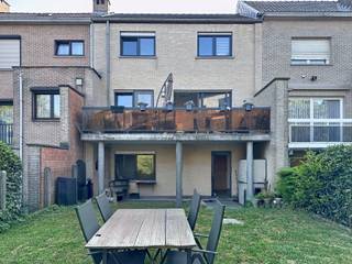 IMMO STORE stelt u deze UITZONDERLIJK RUIME en RUSTIG gelegen gezinswoning voor in het hart van Zellik. Dankzij haar DOORDACHTE INDELING, VIER volwaardige slaapkamers en aangename buitenruimtes is deze woning de ideale thuis voor gezinnen die op zoek zijn naar COMFORT en een UITSTEKENDE LIGGING.<br />Op de eerste verdieping bevindt zich een LICHTRIJKE leefruimte met GROTE RAAMPARTIJEN die zorgen voor een overvloed aan NATUURLIJK DAGLICHT. De open, volledig GEINSTALLEERDE keuken sluit naadloos aan op de woonkamer en geeft samen met de leefruimte uit op een RUIM TERRAS – de perfecte plek om te ontspannen of gezellig te tafelen. Het gelijkvloers omvat een inkomhal, een garage, een praktische berging/wasplaats en een ruime MASTER bedroom met aansluitende douchekamer, waardoor de woning ook ideaal is voor wie gelijkvloers wil slapen. De gezellige TUIN vormt een EXTRA TROEF en biedt voldoende ruimte voor kinderen, huisdieren of tuinliefhebbers.<br />Op de tweede verdieping bevinden zich nog DRIE ruime slaapkamers en een badkamer met ligbad. Daarnaast beschikt de woning over een handige opbergzolder die extra bergruimte biedt. De ligging is een absolute meerwaarde: in het centrum van Zellik, op WANELAFSTAND van winkels, scholen en openbaar vervoer, met een vlotte verbinding naar de Brusselse Ring (R0), de E40 en het station van Zellik. +++ EPC 'B' +++ GOEDGEKEURDE ELEKTRICITEIT +++ BEL IMMO STORE OP 02 203 03 03 voor een bezoek ter plaatse!