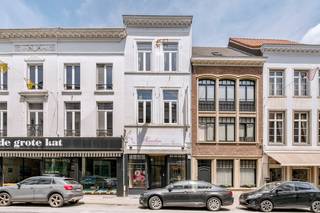 Bent u op zoek naar een zorgeloze vastgoedinvestering met een uitstekend rendementspotentieel en een minimaal risicoprofiel? Dit schitterende, multifunctionele gebouw (handelspand met bovenliggende woonst) in de historische en commerciële kern van Lier biedt de perfecte synergie tussen commerciële zichtbaarheid en residentieel comfort.<br /><br />🌟 Waarom dit de ultieme investering is:<br />* AAA-locatie met topvisibiliteit: gelegen in de bruisende Rechtestraat, dé winkel- en wandelas in het historische centrum van Lier. Een toplocatie met een constante stroom van passanten en een zeer hoge esthetische en culturele waarde.<br /><br />* Uitzonderlijke energiescore (EPC Label B): waar veel historische panden kampen met energielabels E of F en zware renovatieverplichtingen, blinkt dit pand uit met een energiescore B (slechts 139 kWh/m² jaar). Dit betekent: geen renovatieplicht, lagere lasten en een onmiddellijke voorsprong op de markt!<br /><br />* 100% Instapklaar & technisch perfect:<br />- elektriciteit: volledig conform goedgekeurd<br />- asbestveilig: het pand beschikt over een officieel asbestveilig attest.<br />- flexibele rendementsstromen: dankzij de slimme indeling leent het pand zich perfect voor een combinatie van een bloeiende handelszaak/kantoor op het gelijkvloers en een comfortabele, royale woonst (totale oppervlakte ca. 179 m²) op de bovenliggende verdiepingen. Dit biedt de mogelijkheid tot dubbele verhuur of een unieke 'work-live' combinatie.<br /><br />💼 Beleggersprofiel:<br />Dit pand is een droom voor de defensieve én de rendementsgerichte investeerder. Dankzij de uitstekende staat van onderhoud, de conformiteit van de technieken en het gunstige EPC-label hoeft u hier de komende jaren geen grote kapitaalsuitgaven te verwachten. U koopt puur, onmiddellijk rendementspotentieel op een absolute toplocatie.<br /><br /><br />Uiteraard is dit pand ook perfect voor mensen die fijn werken en mooi leven willen combineren in de heerlijke, historische binnenstad van Lier!<br /><br />📐 Indeling & uitrusting:<br />Gelijkvloers: ruim handelspand met grote etalage, uitgerust met moderne technieken waaronder een hoogwaardig ventilatiesysteem en airconditioning (voorzien op alle verdiepingen). Berging voor fietsen.<br />Bovenliggende verdiepingen: comfortabele residentiële unit met aparte functionele ruimtes, modern uitgeruste nutsvoorzieningen en aparte airco-units per verdiep voor een optimaal leefklimaat.<br />Eerste verdieping: volledig uitgerust keuken, ruime en lichte leefkamer en zonnig terras.<br />Tweede verdieping: master bedroom met ingemaakte dressing/kastenwand en badkamer met douche én bad.<br />Derde verdieping: twee supergezellige kinderkamers en open bureauruimte.<br /><br /><br />Mis deze unieke opportuniteit in het centrum van Lier niet en bel ons snel even, dan gaan we samen even kijken!<br /><br /><br /><strong><em>Voor interactieve grondplannen met foto’s, ga naar www.wijns.be en klik op de knop “virtueel bezoek”. Ook alle documenten vind je daar.</em></strong><br /><br /><strong><em>Info & afspraak: Thomas Gilliams - </em></strong>☎<strong><em> 0473/11 44 44 - </em></strong>✉<strong><em> thomas@wijns.be</em></strong><br /><br />