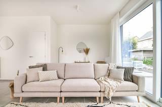 <strong>KWALITATIEF EN BETAALBAAR WONEN AAN DE WESTKUST</strong><br />Groen genesteld, maar vlakbij alles. Kwalitatief, maar betaalbaar. Comfortabel, maar energiezuinig. Strak gevormd, maar heel gezellig. Maak kennis met Woonwijk Zoetwaterlande: een splinternieuwe, gemoedelijke buurt waar het leven zoet is. In de wijk zijn in totaal 41 piekfijne woningen met alle comfort te koop. Bovendien komen de woningen in aanmerking voor een verlaagd btw- tarief van 6% ipv 21%. En dat scheelt een flinke slok op de borrel. Betaalbaar wonen aan de Westkust? Jazeker. Het kan.<br /><br /><strong>Ligging</strong><br />De fonkelnieuwe woonwijk verrijst in Adinkerke, op het perceel tussen de Kasteelwijk en het Kanaal Duinkerke-Nieuwpoort. Een eilandje van rust met een idyllisch zicht op het water. Goed verscholen, maar toch op wandelafstand van school, winkels en centrum. Met de auto, het openbaar vervoer of te voet, via de voetgangersbrug. Rustig gelegen en toch vlakbij verschillende strategische verkeersknooppunten en... de zee, natuurlijk<br /><br /><em><strong>Derde fase : RUWBOUW AFGEWERKT - Finale afwerking voorzien eind 2025.</strong></em><br />FASE 3 (4 woningen) zijn in afwerkingsfase.<br /><br />BEZOEK NU ONZE MODELWONING OP AFSPRAAK!<br /><br /><span>Klik hier voor ons aanbod</span>