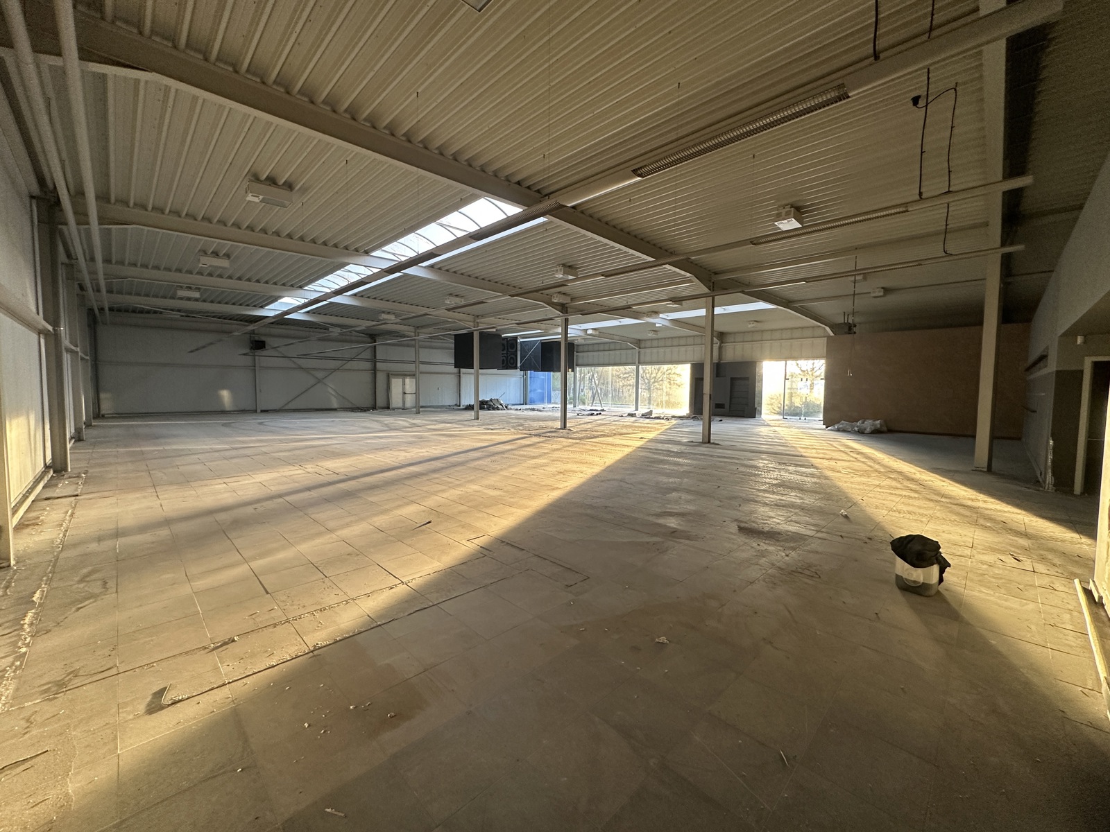 Goed gelegen loods met kantoren op een ruim perceel. - foto 4