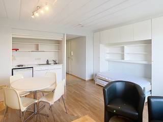 Studio meublé et prêt à emménager à Heverlee, au quatrième étage d'une petite résidence (avec ascenseur). <br /><br />Le studio est situé à l'arrière du bâtiment et bénéficie donc d'un emplacement très calme. <br /><br />Ce studio se compose d'un hall d'entrée donnant accès à la salle de bains et à un espace salon/chambre. L'espace salon/chambre offre suffisamment de place pour un coin repas avec kitchenette équipée, un coin nuit et un coin salon. Le salon dispose également d'un joli balcon. La salle de bains est équipée d'un lavabo simple, d'une baignoire/douche et de toilettes. Le mobilier que vous voyez sur la photo fait partie du studio (lit double extensible, bureau, fauteuils baquets, table basse, 3 fauteuils baquets, table à manger et chaises). <br /><br />Ce studio est très bien situé, à proximité de l'accès à l'autoroute et au ring de Louvain, ainsi que du centre-ville et des principaux employeurs/écoles (Imec, Gasthuisberg, KUL, ...) accessibles à vélo. <br /><br />Le studio est disponible à partir du 01/03/2026.<br />Le loyer est de 700 euros par mois et une provision de 100 euros par mois pour les charges communes, l'eau et le chauffage. L'électricité est facturée individuellement. <br /><br />Intéressé ? Planifiez rapidement votre visite via notre site web www.living-stone.be.